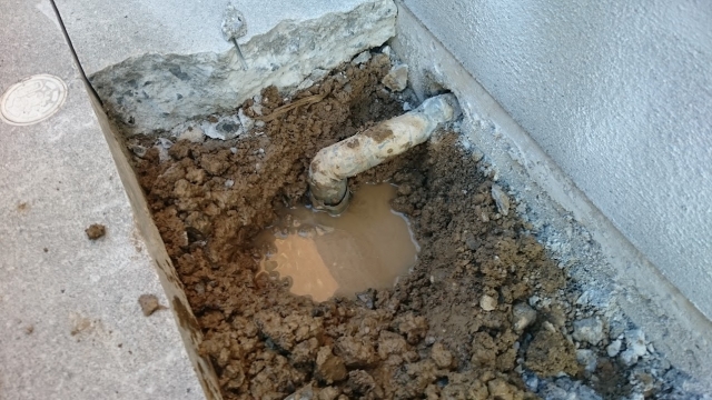地中配管からの漏水事例写真